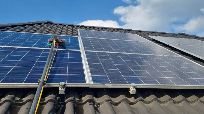 Zonnepanelen reinigen op dak in Venray