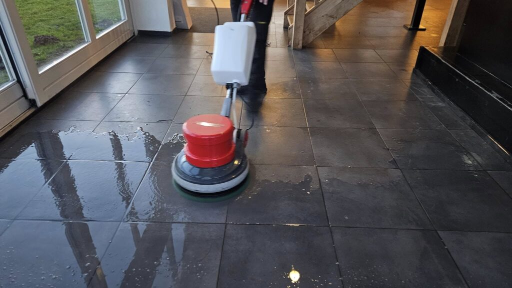 Professionele boenmachine reinigt vloer in bedrijfspand