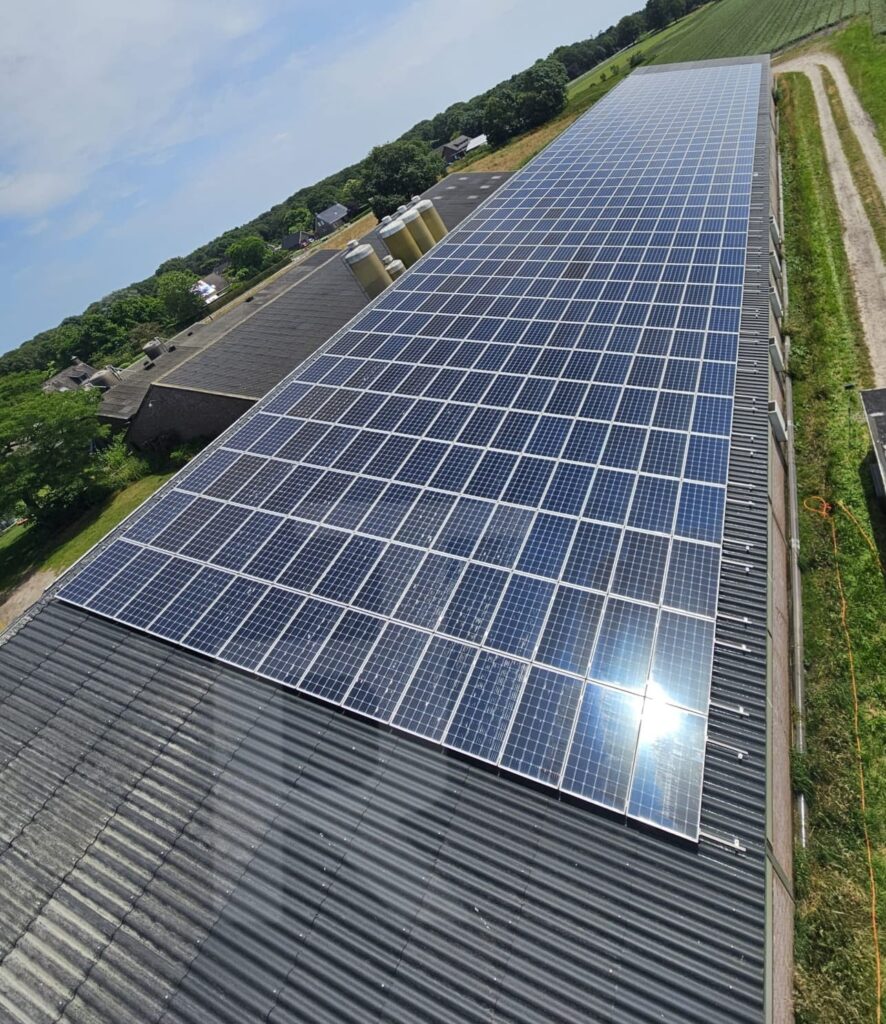 Luchtfoto van zonnepark en weiland in Noord-Limburg