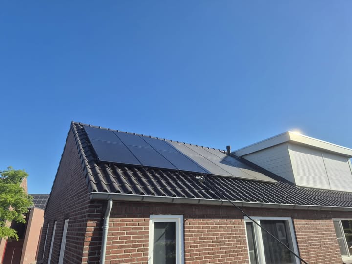 Zonnepanelen reinigen op woning in Venray