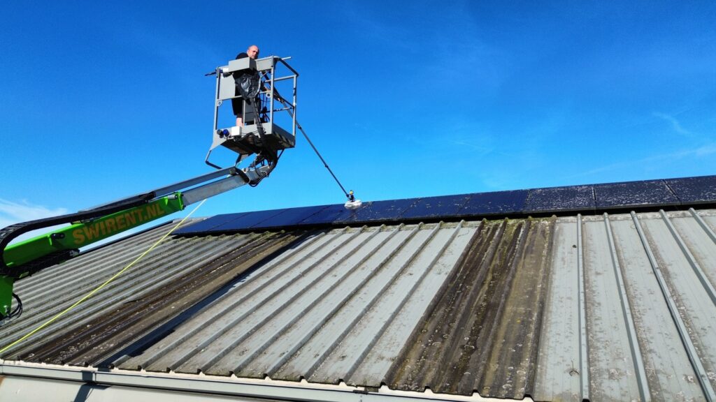 Zonnepanelen reinigen met hoogwerker op schuin dak in Venray